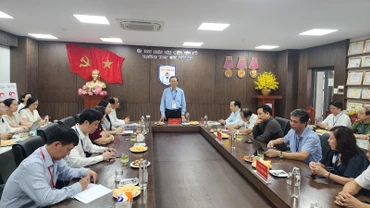 Đoàn công tác kiểm tra việc chuẩn bị các điều kiện chấm thi tại Trường THCS Chu Văn An (quận Tây Hồ).