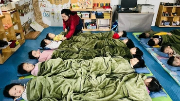 Giờ ngủ trưa của học sinh Trường mầm non số 6, quận Ba Đình, Hà Nội.