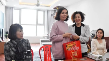 Đại diện Công đoàn ngành Giáo dục Hà Nội tặng quà giáo viên dịp Tết Nguyên đán năm 2023.