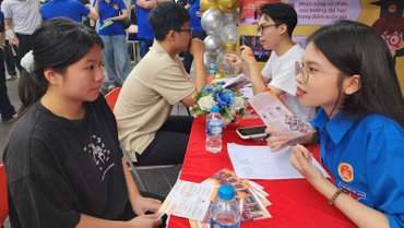 Đông đảo học sinh, sinh viên tham dự ngày hội tư vấn tuyển sinh, hướng nghiệp, việc làm.