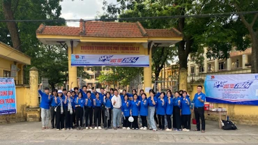 Đội thanh niên tình nguyện Trường THPT Bắc Lý với tinh thần tuổi trẻ xung kích, sẵn sàng hỗ trợ thí sinh dự thi. 