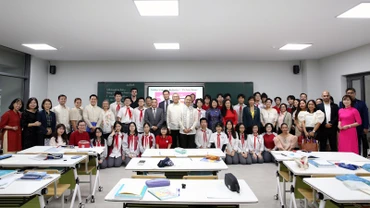 Đoàn Ủy ban giáo dục quốc hội Philippines giao lưu với thầy và trò Trường trung học cơ sở Chu Văn An, Tây Hồ, Hà Nội. 