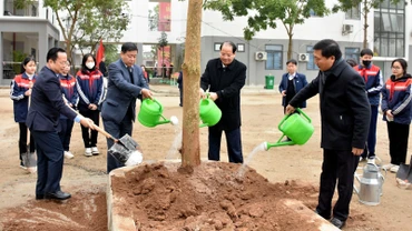 Đại diện lãnh đạo ngành Giáo dục Hà Nội và các cơ quan trồng cây tại lễ phát động.