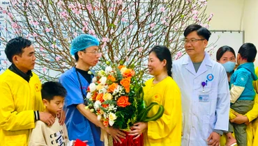 Niềm vui của gia đình cùng nhân lực y tế.