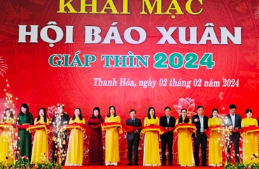 Các đại biểu cắt băng khai mạc Hội báo Xuân 2024.
