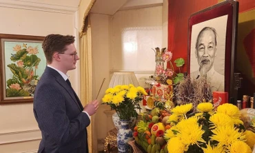 Nhà nghiên cứu chính trị và lịch sử Việt Nam Kyril Whittaker dâng hương tưởng niệm Chủ tịch Hồ Chí Minh tại Đại sứ quán Việt Nam ở London (Anh). Ảnh: TTXVN.