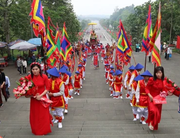 Đoàn rước kiệu khởi hành từ trung tâm hành lễ lên Đền Thượng.