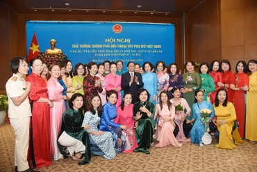 Thủ tướng Phạm Minh Chính với các đại biểu dự Hội nghị phụ nữ. Ảnh: TRẦN HẢI