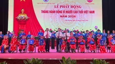 Phó Thủ tướng Chính phủ cùng Lê Thành Long cùng các đồng chí lãnh đạo Hội Người cao tuổi Việt Nam, lãnh đạo tỉnh Hải Dương tặng quà các cụ thượng thọ 100 tuổi .