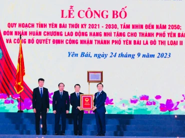 Trao các quyết định của Chính phủ đối với tỉnh Yên Bái.