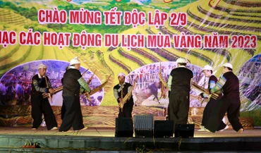 Tiết mục khèn H'Mông trong lễ hội.