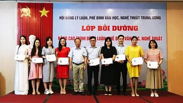 Bồi dưỡng lý luận, phê bình trẻ