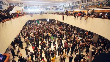 Người biểu tình tràn vào tòa nhà Quốc hội Iraq. Ảnh: AP
