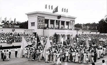 Ngày 2/9/1945, tại Quảng trường Ba Đình, Chủ tịch Hồ Chí Minh đọc Tuyên ngôn Độc lập, khai sinh nước Việt Nam Dân chủ Cộng hòa, đưa đất nước bước vào kỷ nguyên mới - kỷ nguyên độc lập dân tộc gắn liền với chủ nghĩa xã hội. 75 năm qua, Quảng trường Ba Đình trở thành nơi chứng kiến nhiều sự kiện quan trọng của đất nước, dân tộc Việt Nam. (Ảnh: TTXVN)