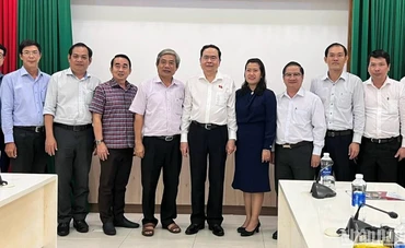 Đồng chí Trần Thanh Mẫn chụp ảnh lưu niệm với các cán bộ Vườn ươm.