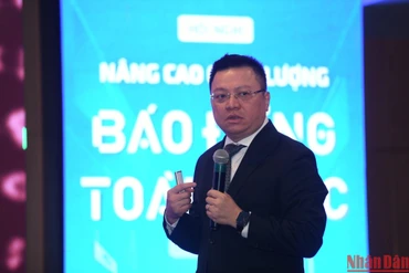 Đồng chí Lê Quốc Minh, Ủy viên Trung ương Đảng, Tổng Biên tập Báo Nhân Dân, Phó Trưởng Ban Tuyên giáo Trung ương, Chủ tịch Hội Nhà báo Việt Nam trao đổi với các đại biểu tham dự Hội nghị Nâng cao chất lượng báo Đảng toàn quốc.