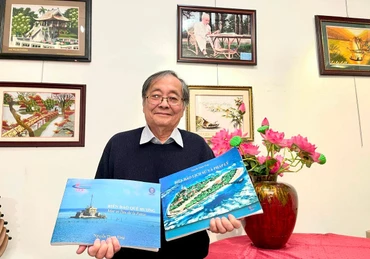 Ông Nguyễn Thanh Tòng, nguyên Phó Chủ tịch Hội người Việt Nam tại Pháp, bên hai cuốn sách “Biển đảo quê hương” và “Biển đảo-lịch sử và pháp lý”. (Ảnh: MINH DUY).