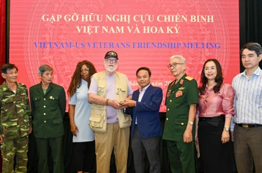 Phó Tổng Biên tập Báo Nhân Dân Đinh Như Hoan tiếp nhận di vật liệt sĩ từ Cựu chiến binh Mỹ Steve Edmunds. (Ảnh Duy Linh).