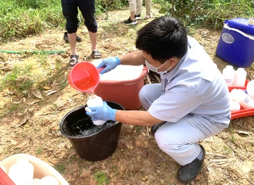 Đoàn công tác Sở Tài Nguyên và Môi trường tỉnh Đắk Lắk lấy mẫu nước thải về phân tích, kiểm tra tình trạng ô nhiễm.