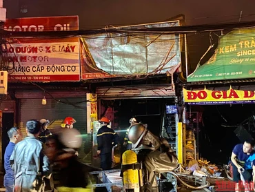 Ngọn lửa lan rộng ra 4 ki-ốt sát nhau trên phố Nhân Hòa. (Ảnh: SƠN BÁCH)