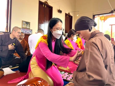 Những người dự buổi lễ cùng tham gia nghi thức bông hồng cài áo.