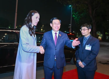 Chủ tịch Quốc hội Vương Đình Huệ nồng nhiệt chào đón Thủ tướng New Zealand Jacinda Ardern.