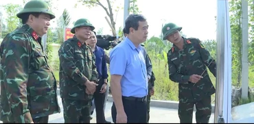 Đồng chí Ngô Đông Hải, Ủy viên Trung ương Đảng, Bí thư Tỉnh ủy Thái Bình, Trưởng ban Chỉ đạo diễn tập khu vực phòng thủ tỉnh Thái Bình (thứ 2 từ phải qua) kiểm tra tiến độ thi công các công trình phục vụ diễn tập.