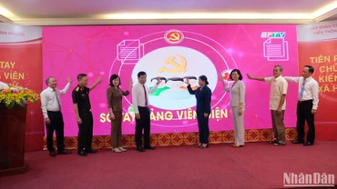 Các đồng chí lãnh đạo tỉnh Bình Phước ấn nút ra mắt sổ tay đảng viên điện tử.