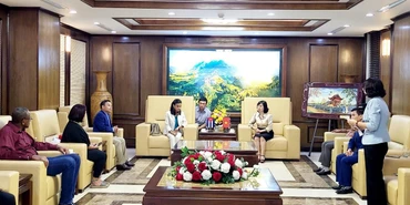 Quang cảnh buổi tiếp Đoàn đại biểu Báo Granma (Cơ quan ngôn luận của Đảng Cộng sản Cuba).