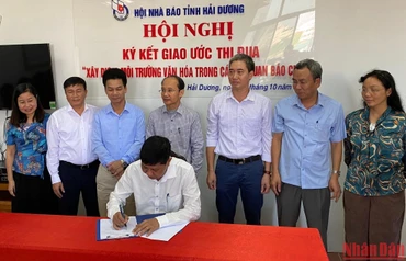 Đại diện các cơ quan báo, tạp chí của tỉnh Hải Dương ký giao ước thi đua.