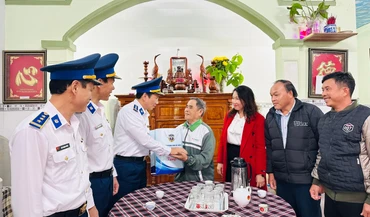 Cán bộ, chiến sĩ Bộ Tư lệnh Vùng Cảnh sát biển 2 thăm hỏi, tặng quà gia đình chính sách, người có công.
