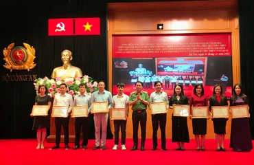 Các tập thể nhận Bằng khen của Bộ Công an vì có thành tích xuất sắc trong công tác chỉ đạo, tham mưu tổ chức “Ngày hội toàn dân bảo vệ an ninh Tổ quốc” năm 2022.