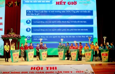 Các đội tham gia phần thi Kiến thức nhà nông.