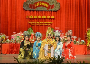 Các nghệ sĩ Nhà hát nghệ thuật Hát Bội Thành phố trình diễn nghi lễ dâng hương, thỉnh Tổ.