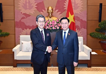Chủ tịch Quốc hội Vương Đình Huệ và Chủ tịch Hội đồng Quản trị Ngân hàng hợp tác quốc tế Nhật Bản Tadashi Maeda tại buổi tiếp. (Ảnh Duy Linh)