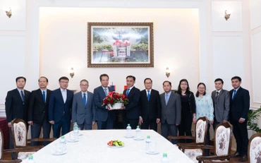 Đại diện Đại sứ quán Lào chúc mừng lãnh đạo và cán bộ Đại sứ quán Việt Nam tại Nga.