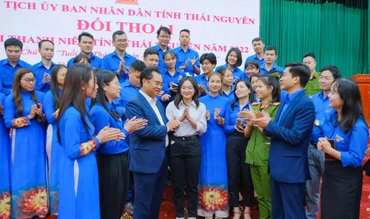 Chủ tịch Ủy ban nhân dân tỉnh Thái Nguyên đối thoại với thanh niên.