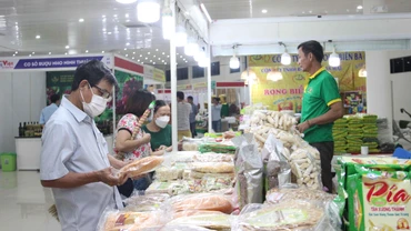 Khách tham quan, mua sắm tại hội chợ.