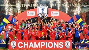 Đội tuyển Việt Nam nâng cao chiếc cúp vô địch ASEAN Cup 2024. Ảnh: HOÀNG HÀ 