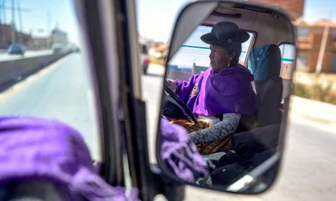 Một dịch vụ taxi do phụ nữ làm lái xe tại Bolivia. Ảnh: REUTERS