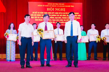 Trao thưởng các cá nhân điển hình tiên tiến.