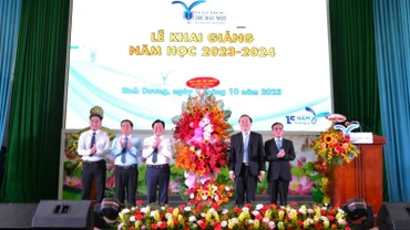 Lãnh đạo tỉnh Bình Dương trao tặng hoa chúc mừng Trường đại học Thủ Dầu Một khai giảng năm học mới.
