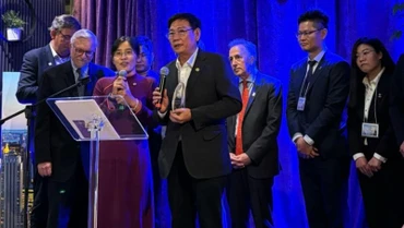 Phó Chủ tịch Thường trực Ủy ban nhân dân tỉnh Bình Dương Mai Hùng Dũng nhận giải thưởng và phát biểu ý kiến tại sự kiện. 