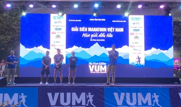 Các vận động viên giao lưu với cổ động viên tại lễ khai mạc.