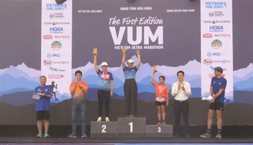 Ban tổ chức trao giải cho các vận động viên.
