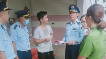 Công bố quyết định kiểm tra của lực lượng phối hợp. (Ảnh: Cục Quản lý thị trường Bình Dương)