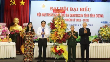 Lãnh đạo Ủy ban nhân dân tỉnh Bình Dương trao tặng hoa chúc mừng đại hội.