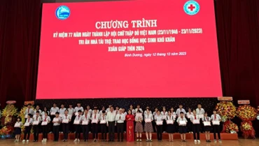 Lãnh đạo tỉnh Bình Dương trao học bổng cho học sinh có hoàn cảnh khó khăn. 