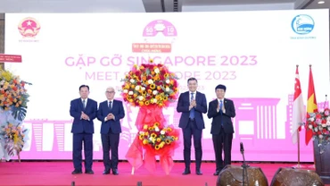 Lãnh đạo tỉnh Bình Dương và lãnh đạo Tổng Công ty Becamex IDC trao lẵng hoa chúc mừng CapitaLand đầu tư vào tỉnh. 