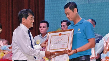 Trưởng ban Dân vận Tỉnh ủy Bình Dương Bùi Thanh Nhân trao Bằng khen của Chủ tịch Ủy ban nhân dân tỉnh tặng lao động giỏi, lao động sáng tạo.